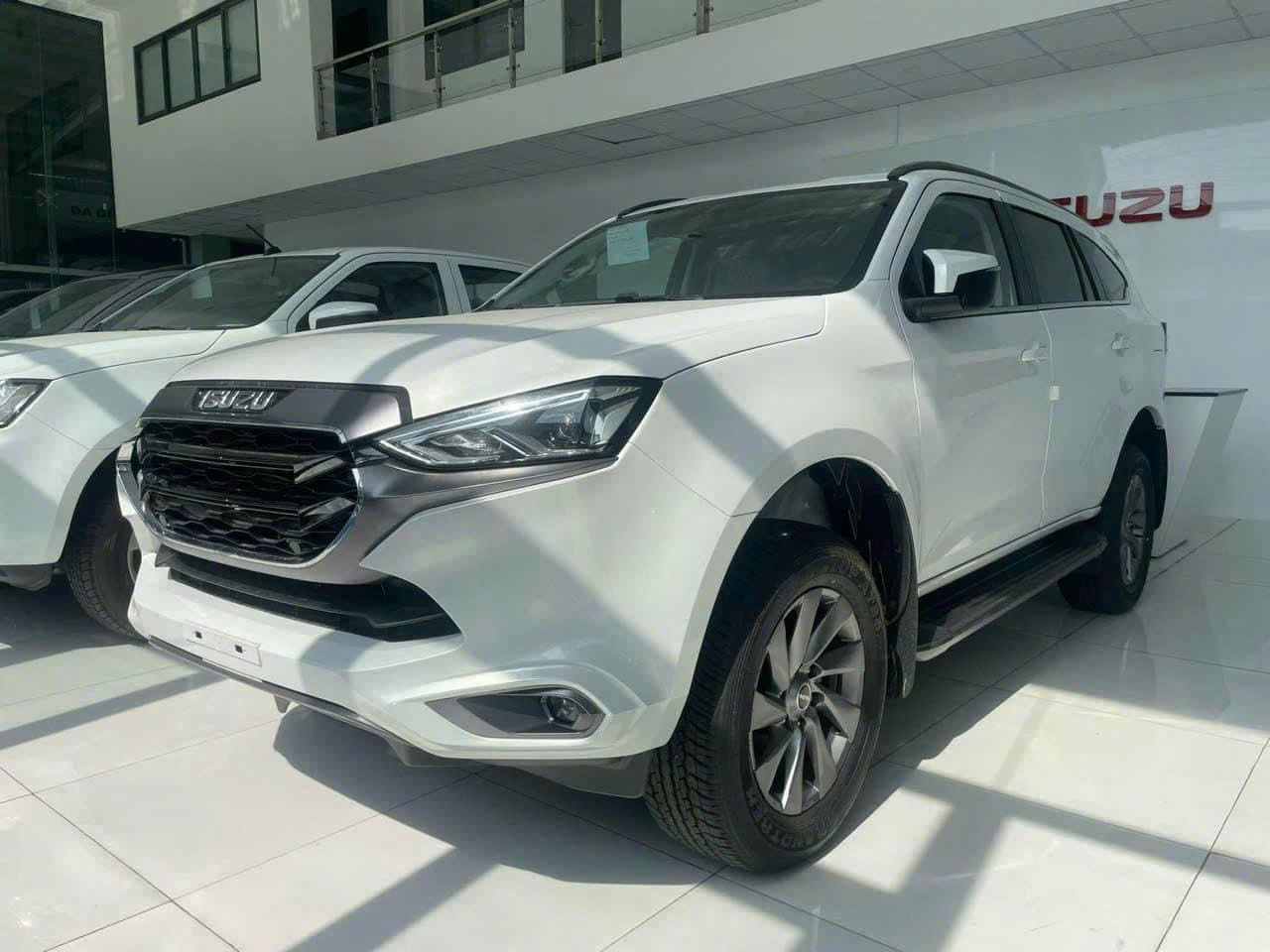 ISUZU Mu-X 7 chỗ nhập khẩu Thái Lan Euro 5