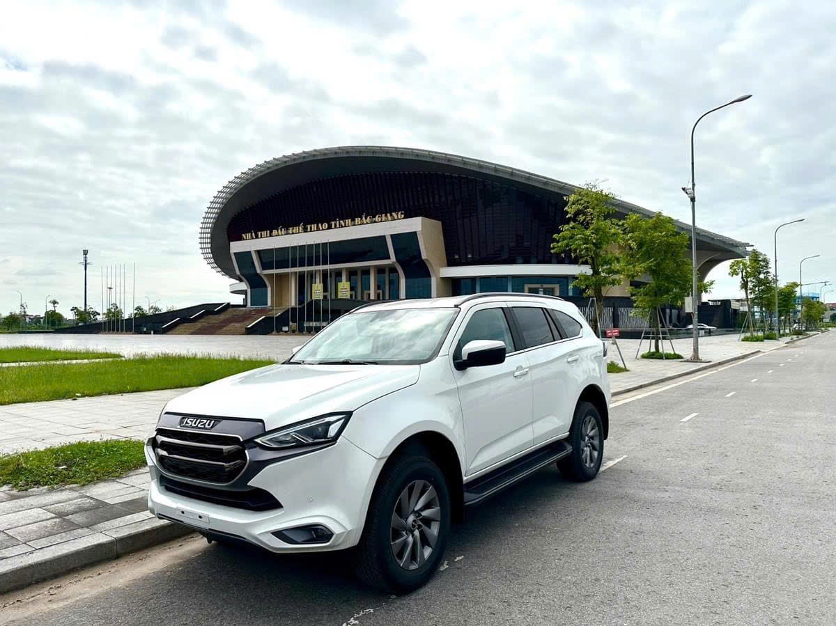 ISUZU Mu-X 7 chỗ nhập khẩu Thái Lan Euro 5