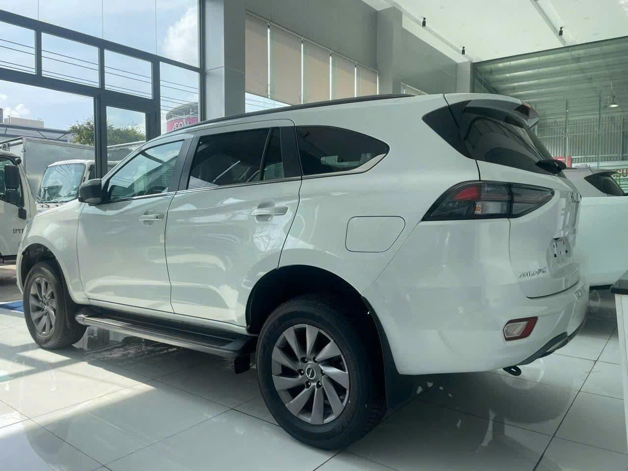 ISUZU Mu-X 7 chỗ nhập khẩu Thái Lan Euro 5
