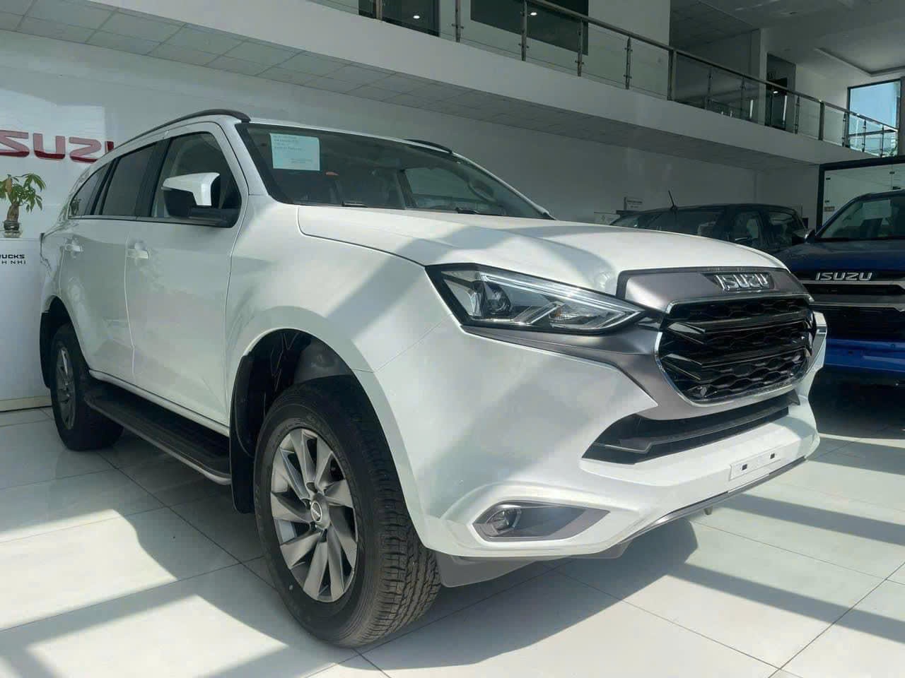 ISUZU Mu-X 7 chỗ nhập khẩu Thái Lan Euro 5