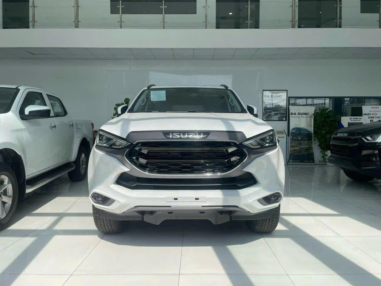 ISUZU Mu-X 7 chỗ nhập khẩu Thái Lan Euro 5