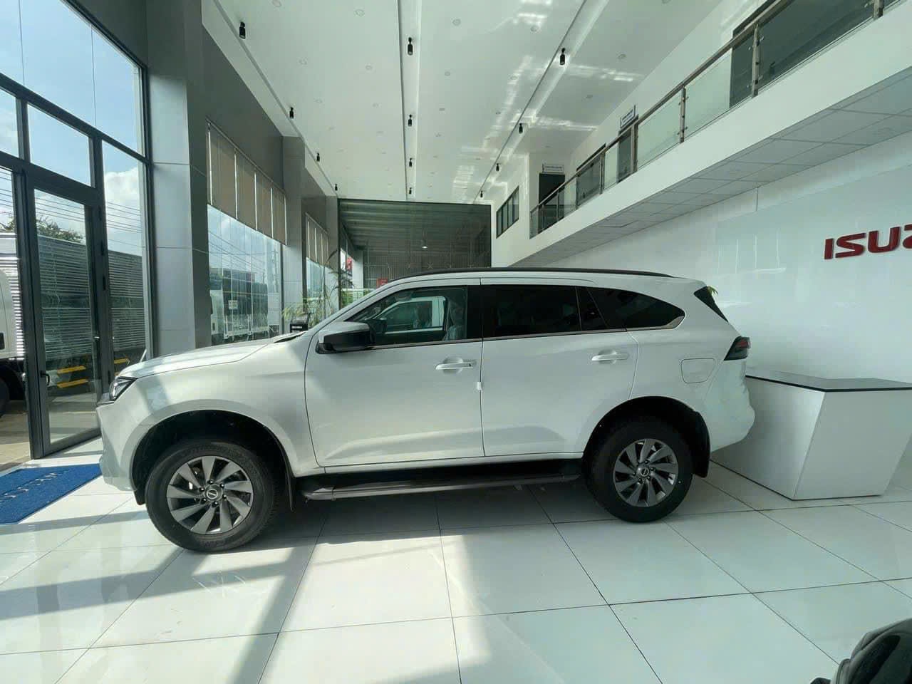 ISUZU Mu-X 7 chỗ nhập khẩu Thái Lan Euro 5