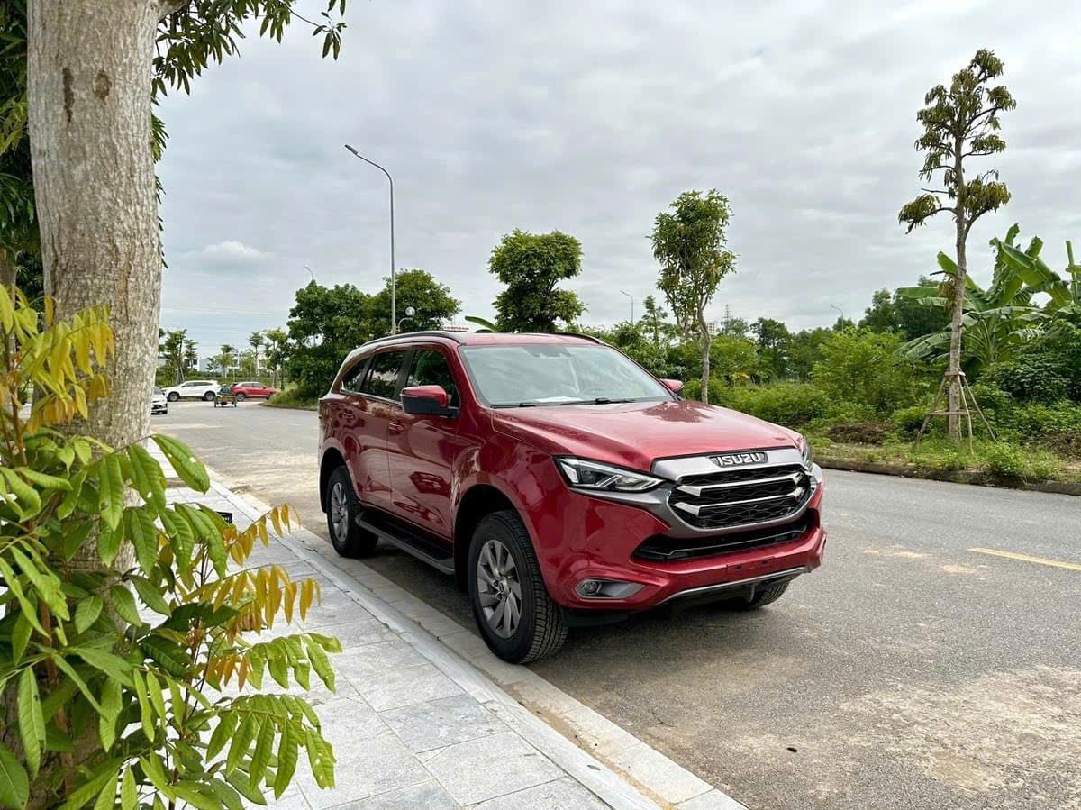 ISUZU Mu-X 7 chỗ nhập khẩu Thái Lan Euro 5