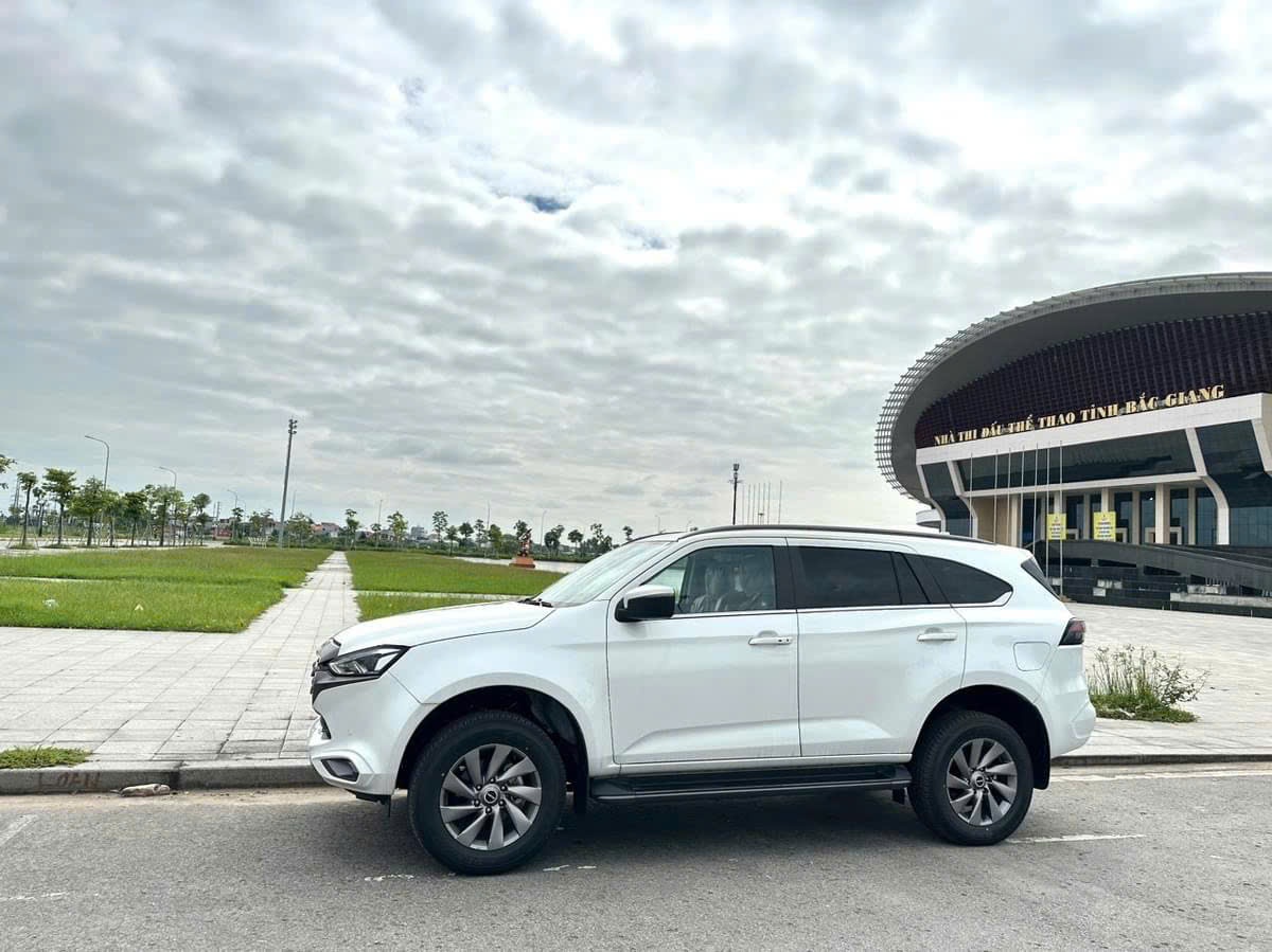 ISUZU Mu-X 7 chỗ nhập khẩu Thái Lan Euro 5