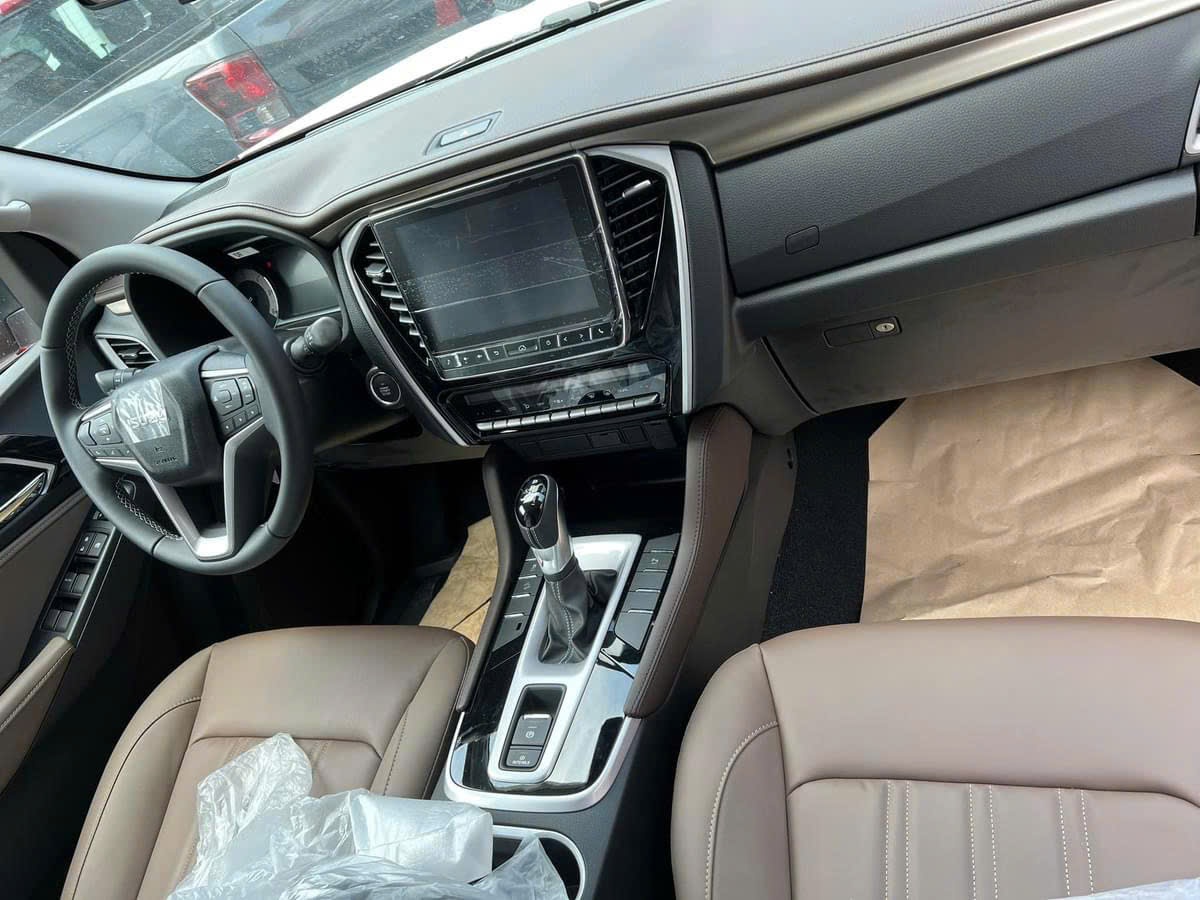 ISUZU Mu-X 7 chỗ nhập khẩu Thái Lan Euro 5