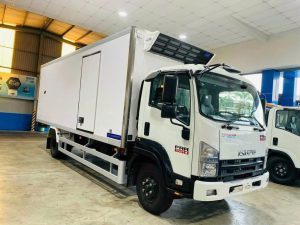 ISUZU FRR650 đông lạnh tải 5.5 tấn có vách ngăn di động