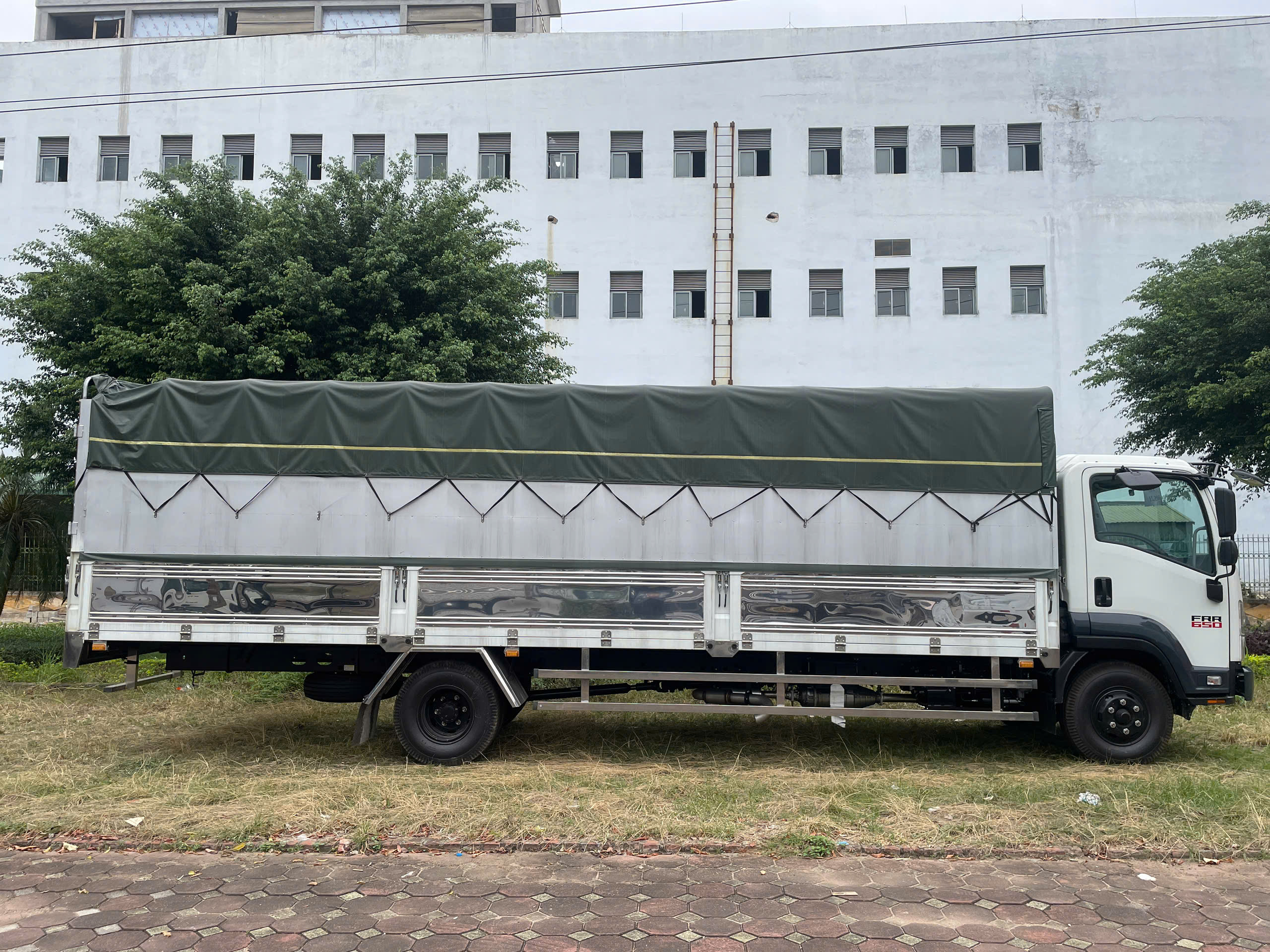 Xe tải Isuzu FRR 650 thùng bạt 6 tấn - 5m8 -6m7 - 7m5