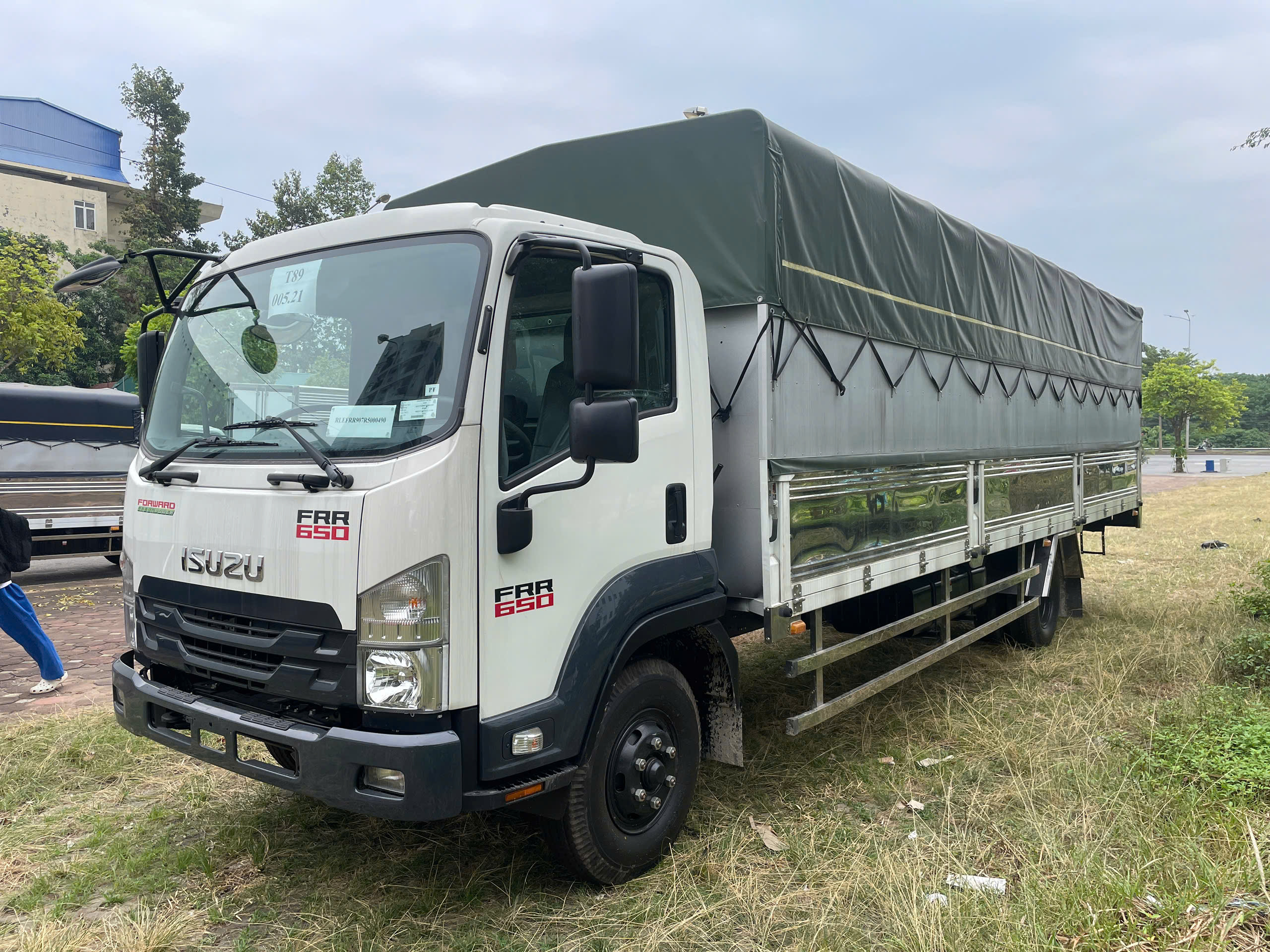 Xe tải Isuzu FRR 650 thùng bạt 6 tấn - 5m8 -6m7 - 7m5