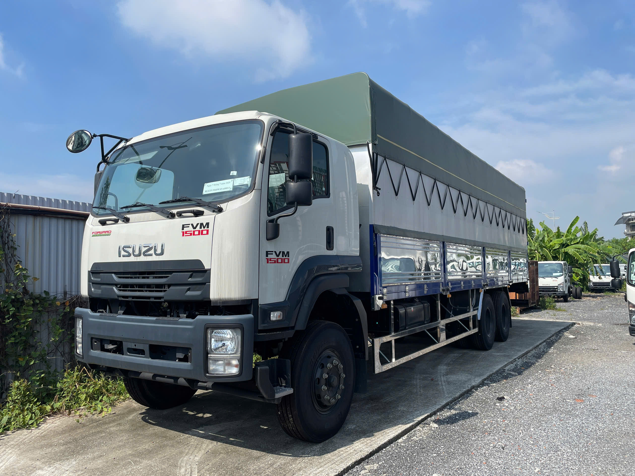 Xe tải Isuzu FVM 1500 thùng bạt 15 tấn thùng 7.7m và 9.4m
