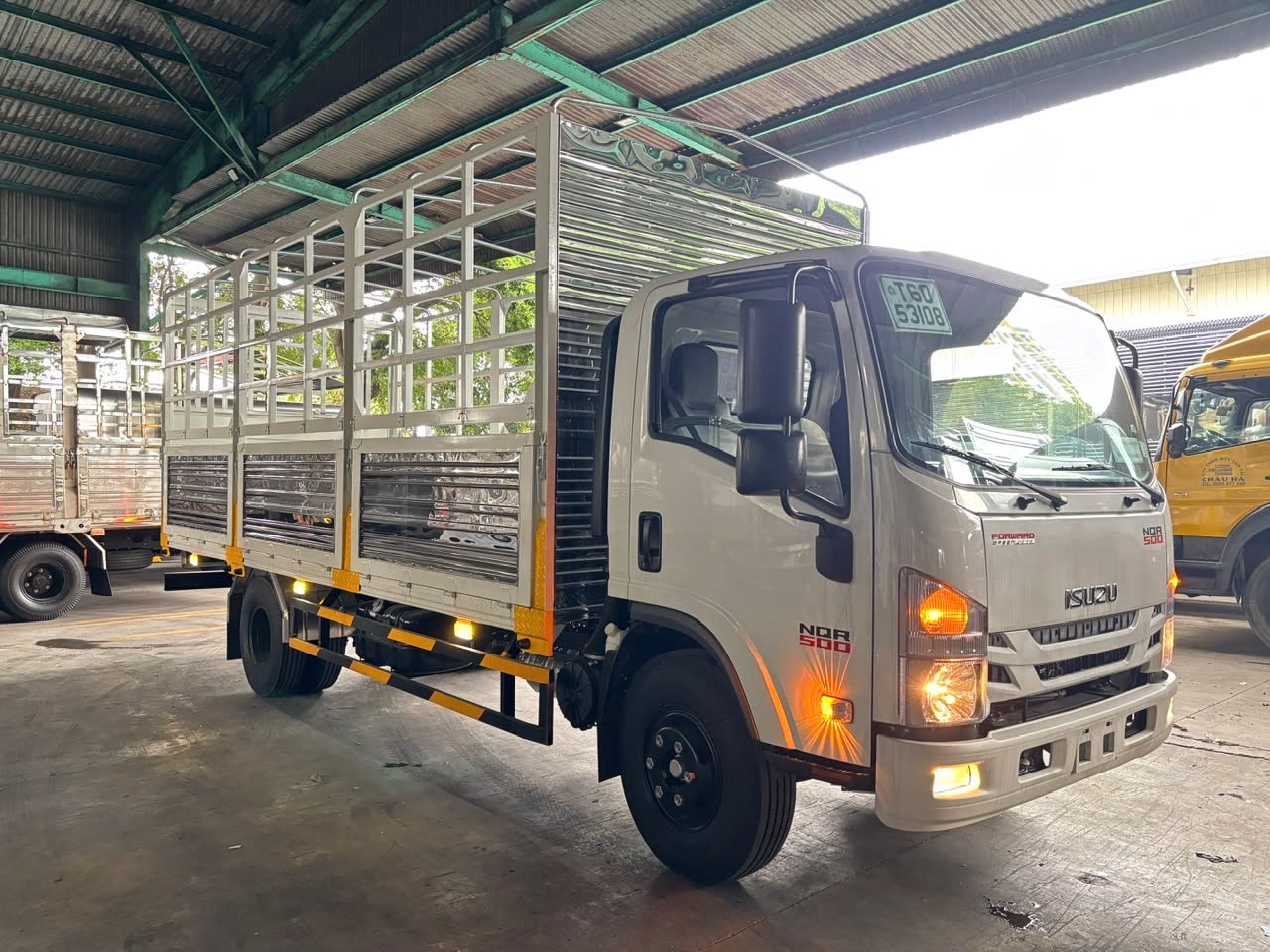 Xe tải Isuzu NQR 550 thùng bạt 5.7 tấn thùng 5.7m và 6.2m