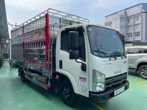 QKR270 chở gia súc ISUZU 2.3 tấn thùng 4.2m