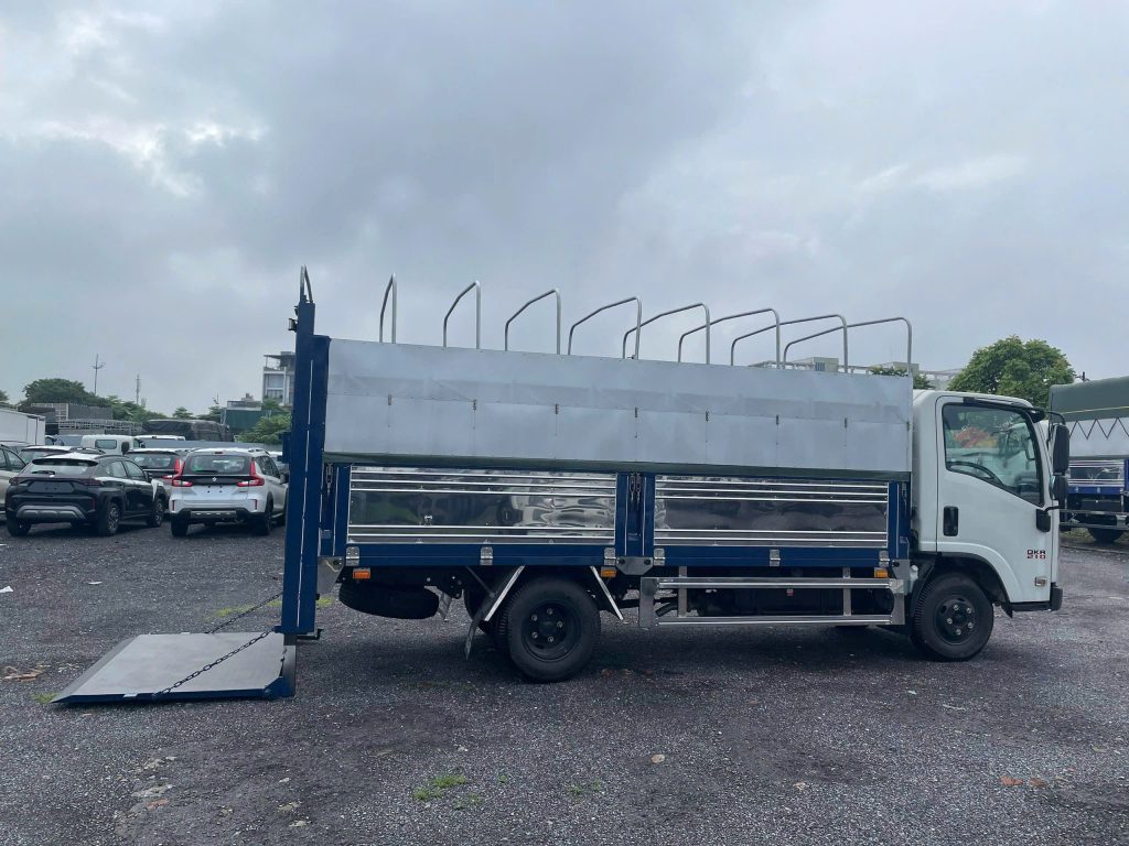Isuzu QKR 210 thùng bạt