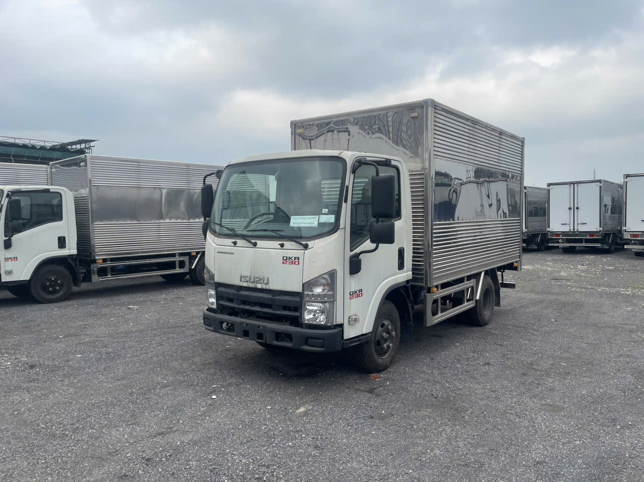 Xe tải Isuzu QKR 230 thùng kín 2.5 tấn thùng 3.6m
