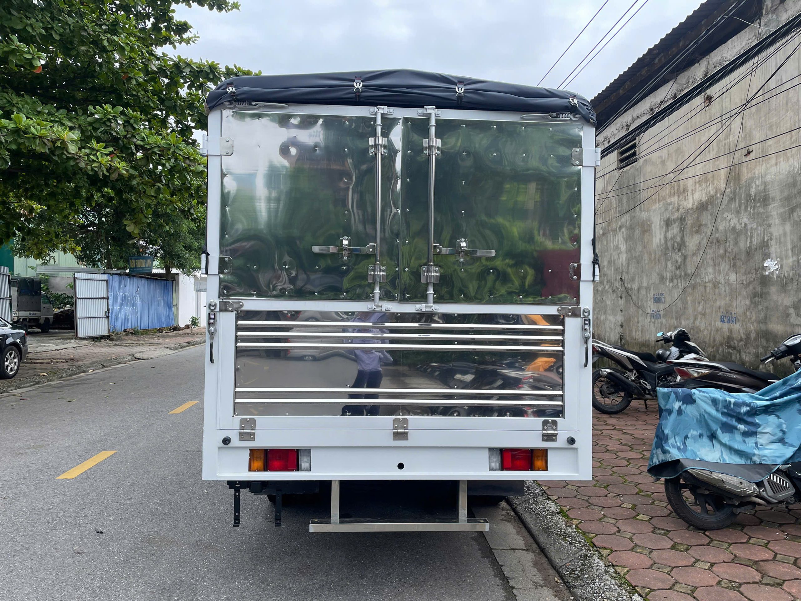 Xe tải Isuzu QKR 270 thùng bạt 2.7 tấn thùng 4.4m