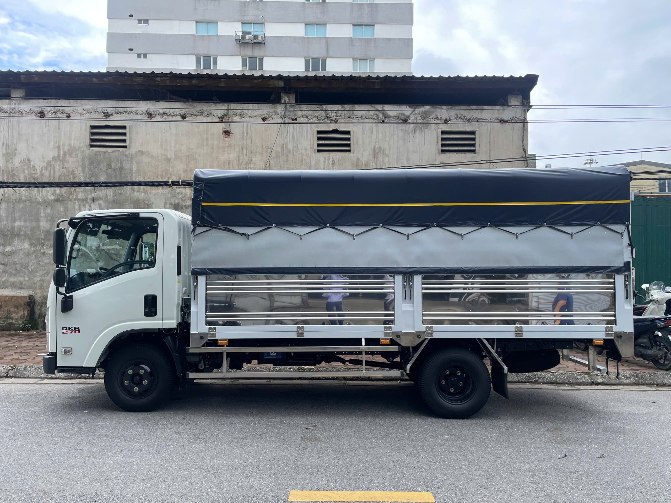 Xe tải Isuzu QKR 270 thùng bạt 2.7 tấn thùng 4.4m