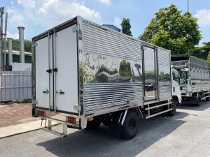 Alternative view of Xe tải Isuzu QKR 270 thùng kín 2.7 tấn thùng 4.4m