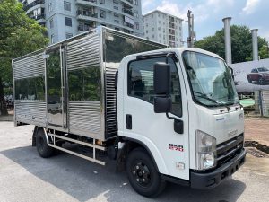 Xe tải Isuzu QKR 270 thùng kín 2.7 tấn thùng 4.4m