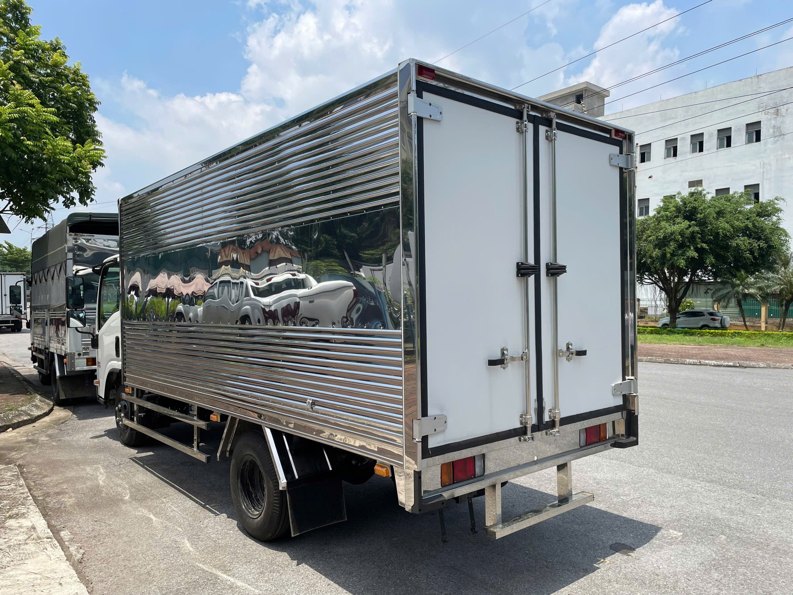 Xe tải Isuzu QKR 270 thùng kín 2.7 tấn thùng 4.4m