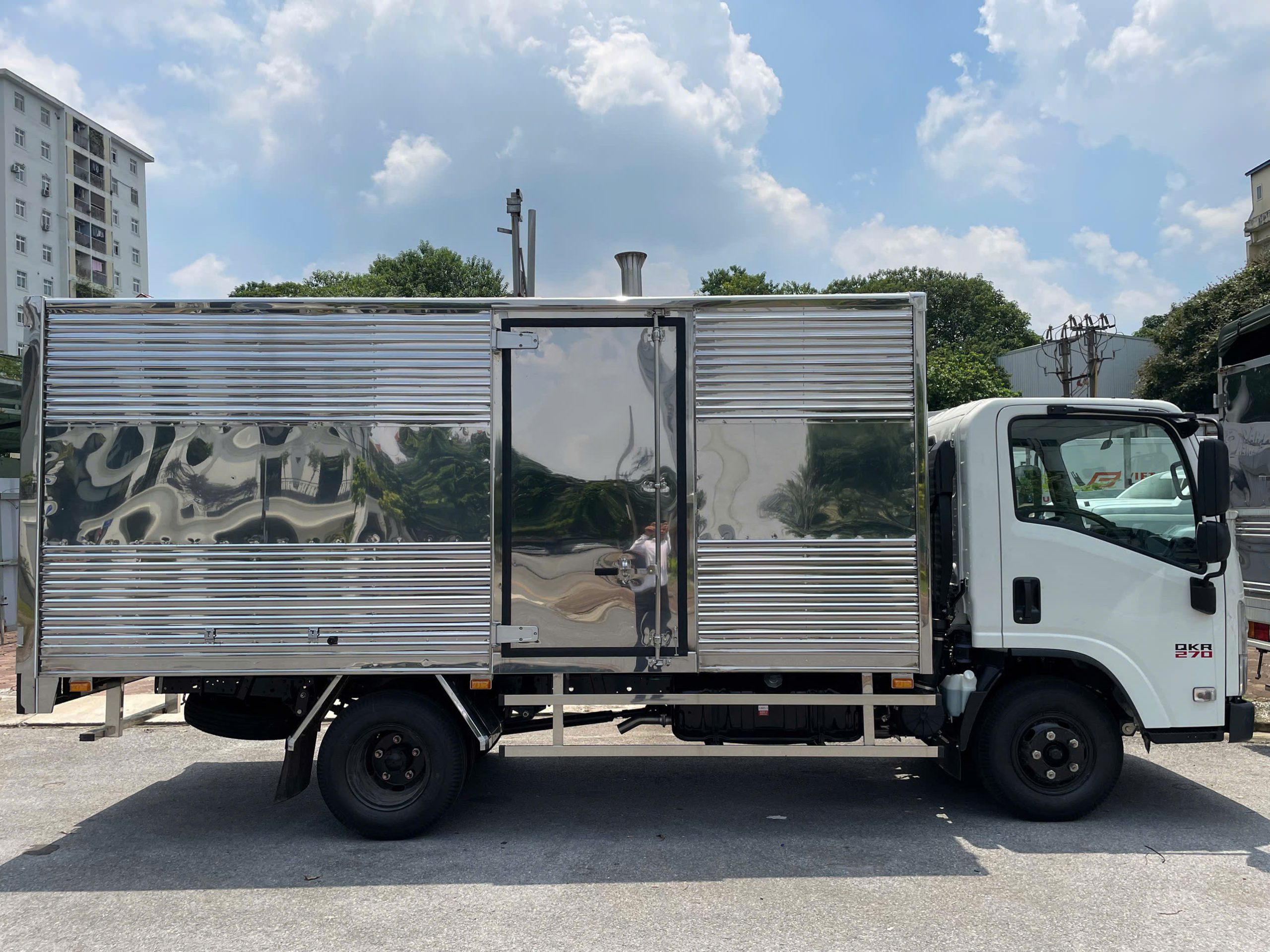 Xe tải Isuzu QKR 270 thùng kín 2.7 tấn thùng 4.4m