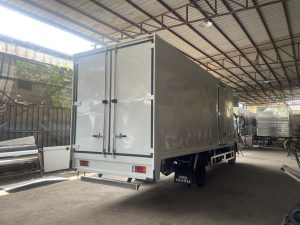 Alternative view of Xe tải NQR 550 thùng kín 5.4 tấn thùng 5.7m và 6.2m