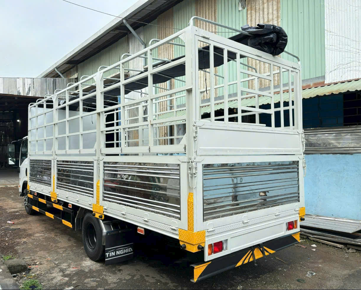 Xe tải ISUZU NPR350 tải trọng 3.5 tấn thùng dài 6m3