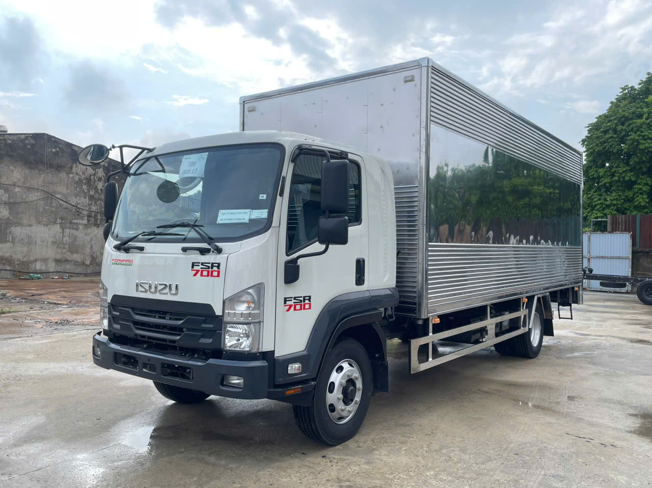 Xe tải ISUZU FSR 700 thùng kín inox 7.8 tấn thùng 6.2 mét FSR90NE5