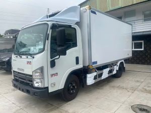 Xe tải ISUZU QKR270 đông lạnh 2.4 tấn thùng 4m3
