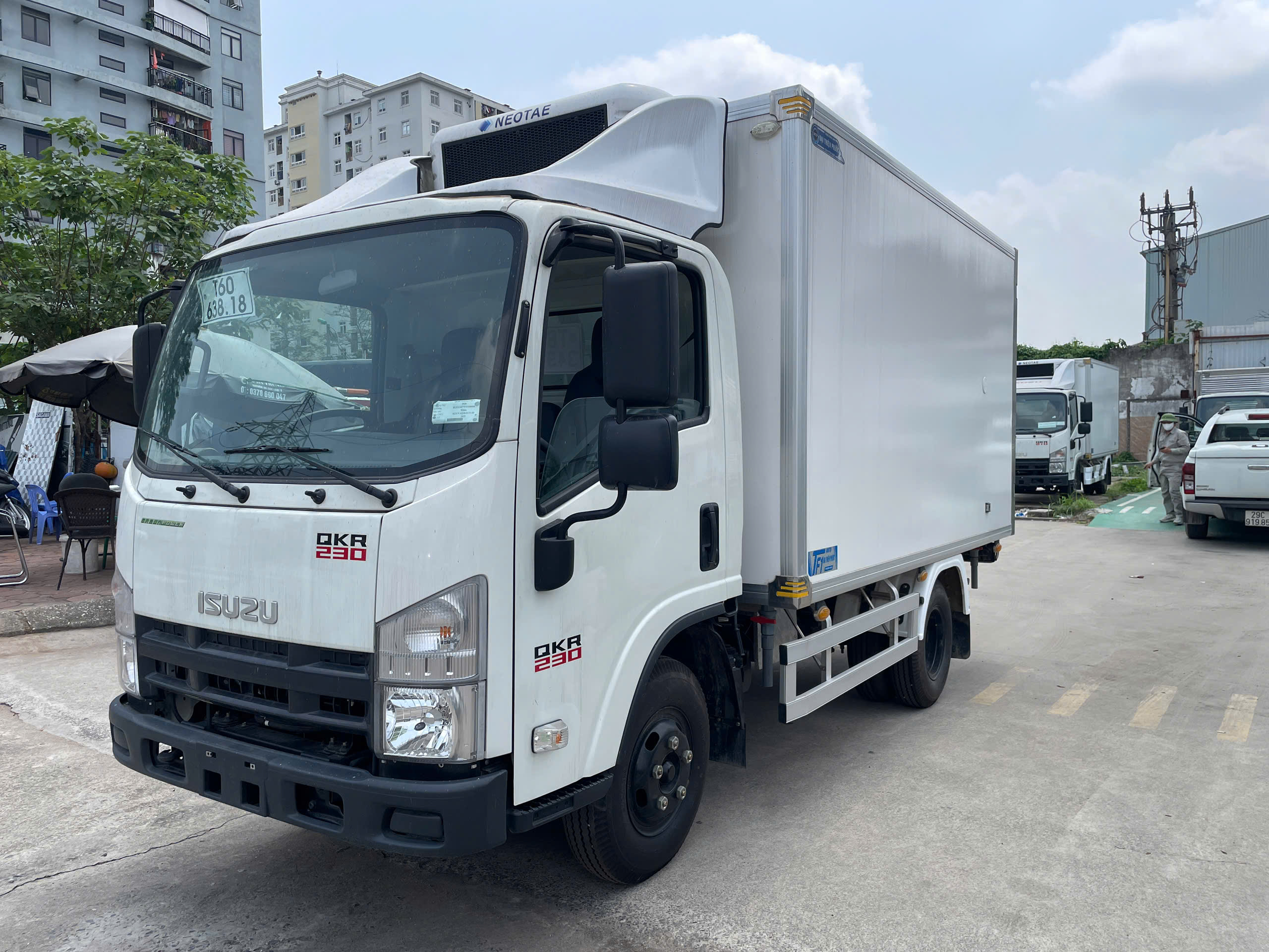 Xe tải ISUZU QKR230 đông lạnh 1.9 tấn thùng 3m5