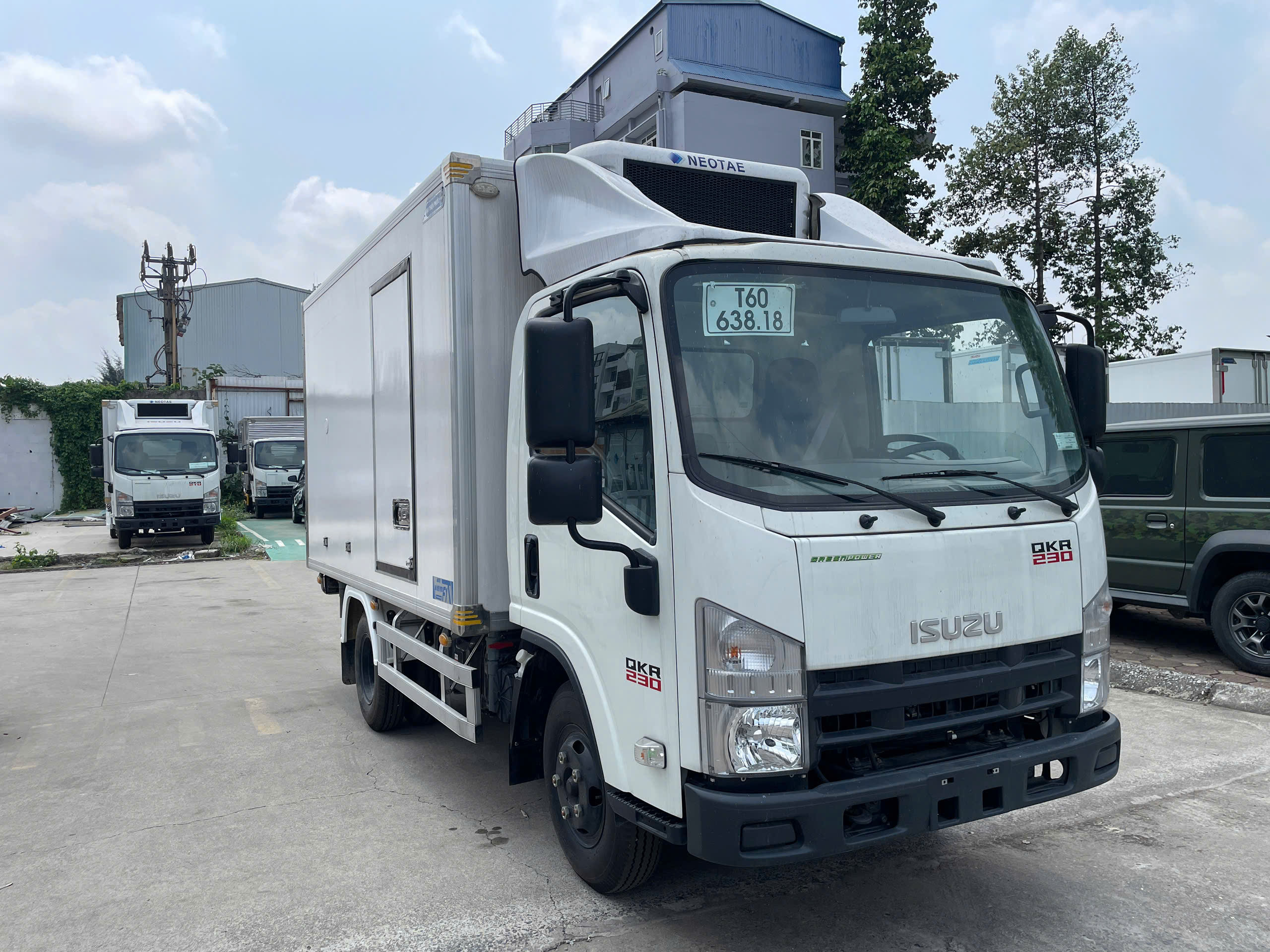 Xe tải ISUZU QKR230 đông lạnh 1.9 tấn thùng 3m5