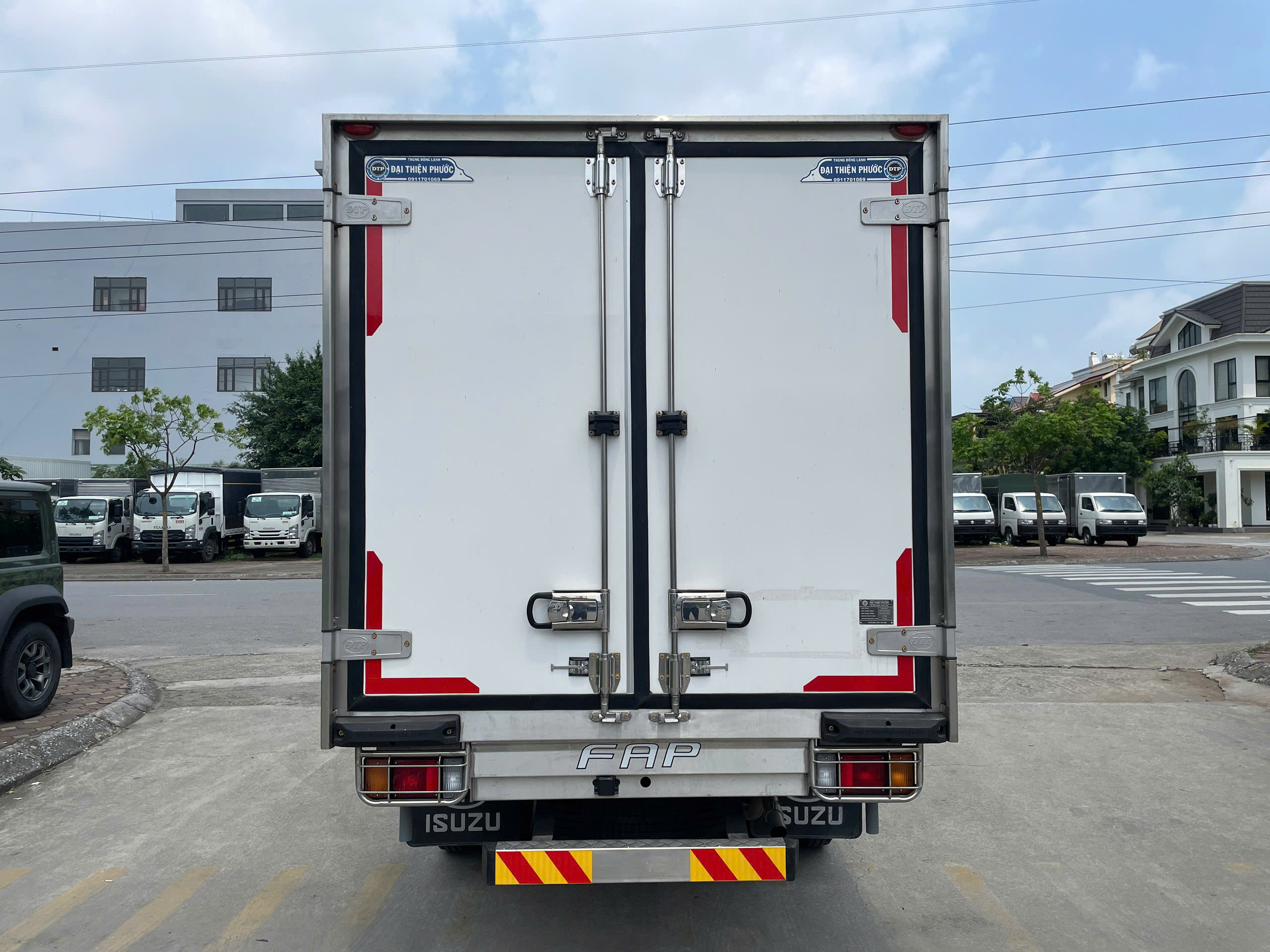 Xe tải ISUZU QKR230 đông lạnh 1.9 tấn thùng 3m5