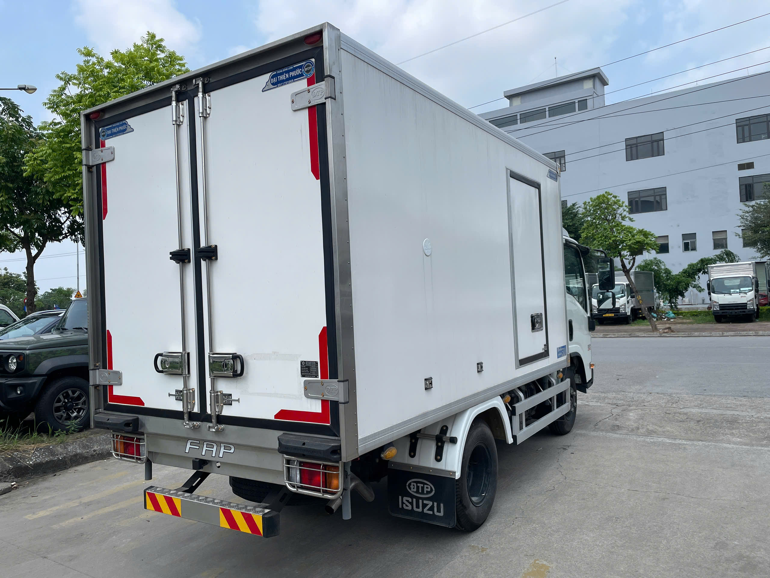 Xe tải ISUZU QKR230 đông lạnh 1.9 tấn thùng 3m5