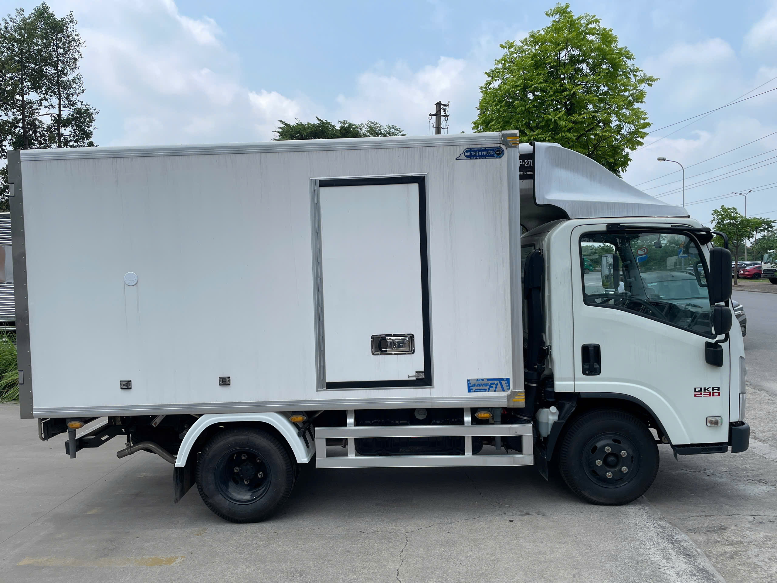 Xe tải ISUZU QKR230 đông lạnh 1.9 tấn thùng 3m5